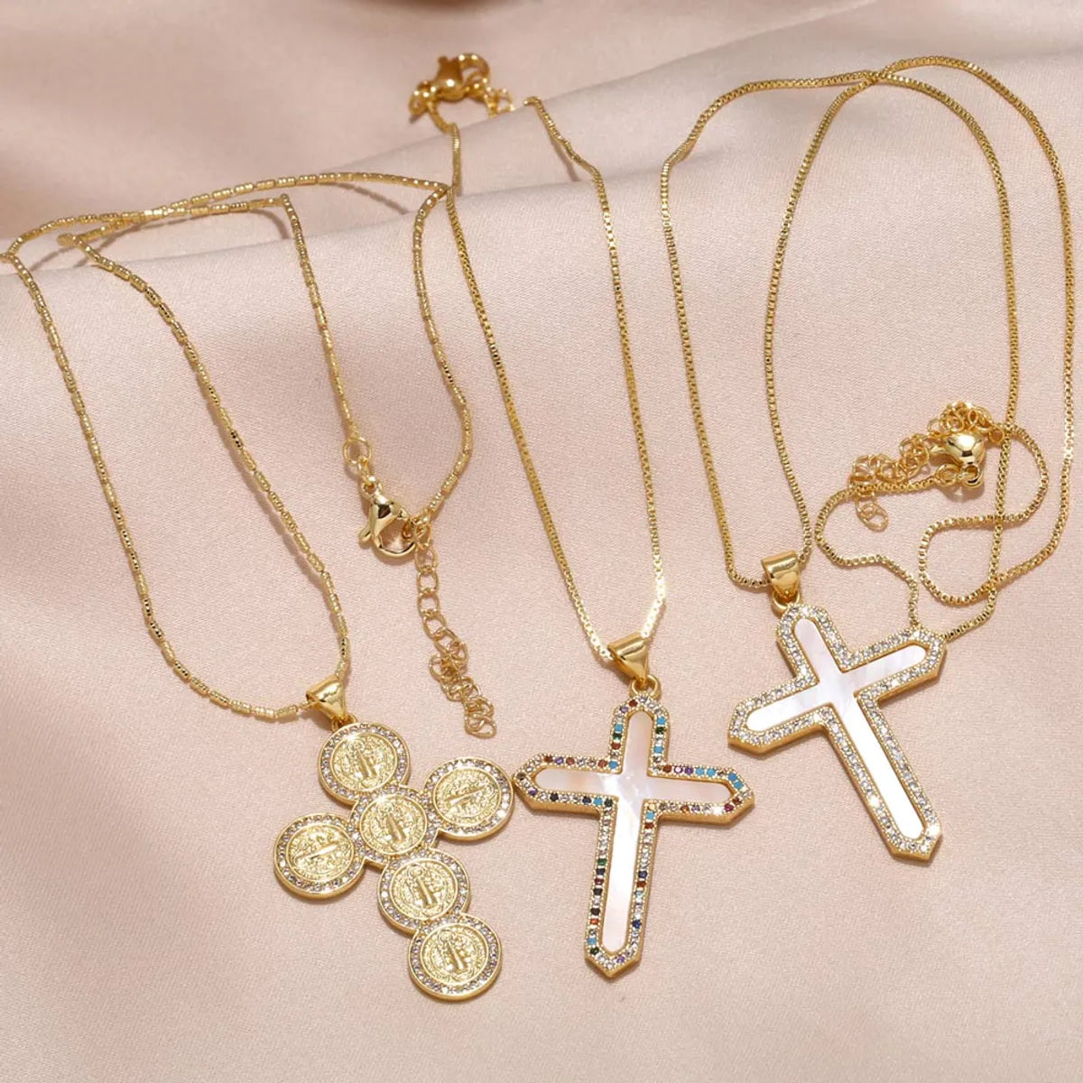 Necklaces For Trip Looks-Copper 18K Gold Plated Basic Classic Style Commute Plating Inlay Cross Round Zircon Pendant Necklace