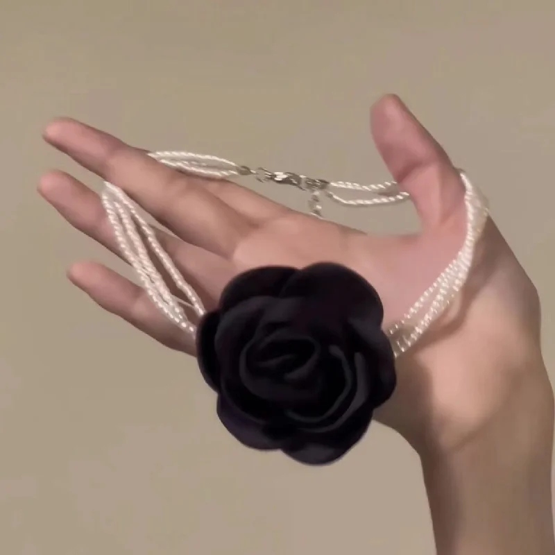 Black Three-Dimensional Rose Pearl Necklace