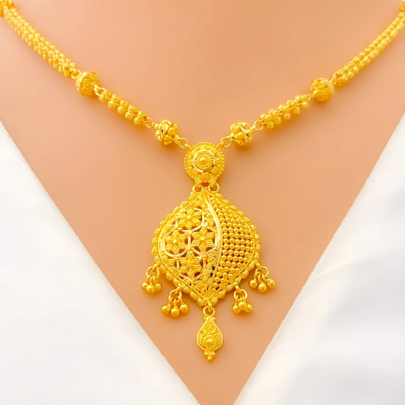 以下是300条全新的“Necklaces”长尾词：Ethereal Beaded Floral 22k Gold Necklace Set