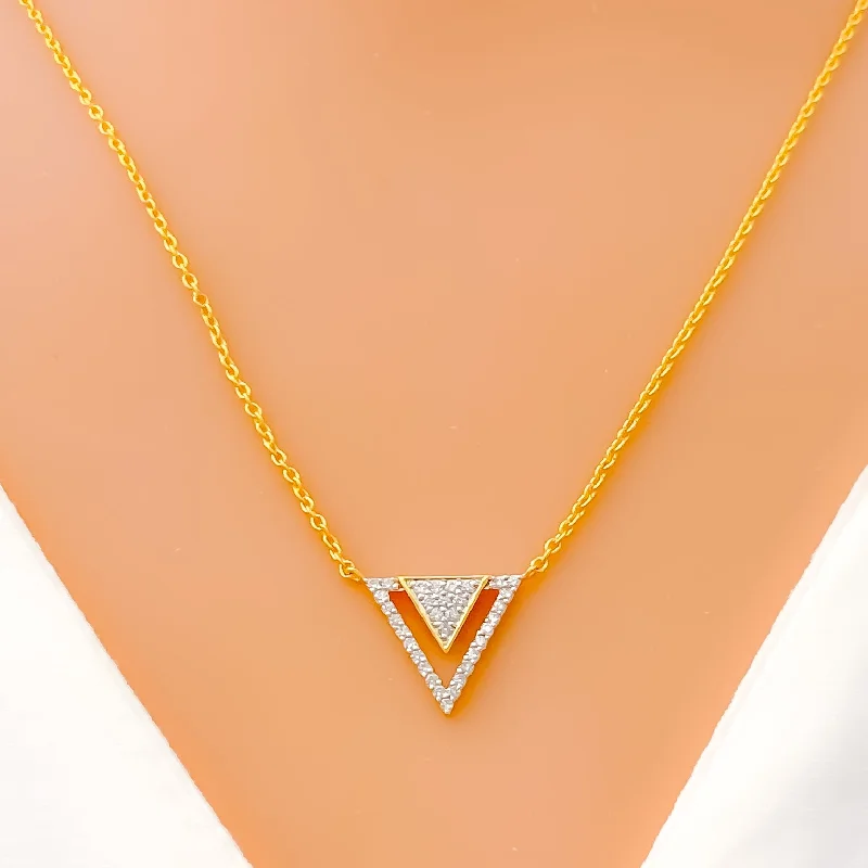 以下是300条全新的“Necklaces”长尾词：Majestic Open Triangle Diamond + 18k Gold Necklace